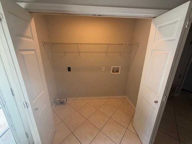 Building Photo - Duplex in the Heart of Niceville