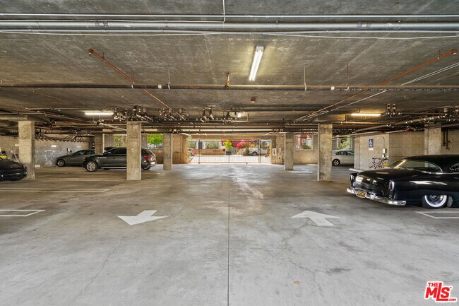 Building Photo - 3328 Oakhurst Ave