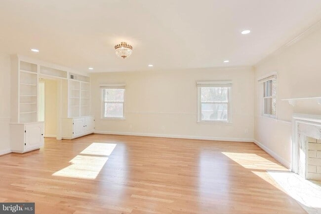 Building Photo - 4001 N Ridgeview Rd