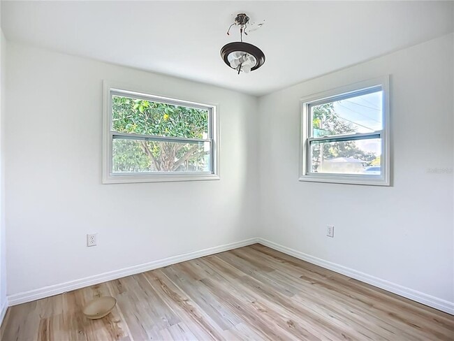 Building Photo - 317 Jessica St S