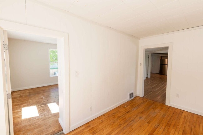Building Photo - Spacious 2BR in Auburn with Off-Street Parking | $1,575 | AVAILABLE NOW