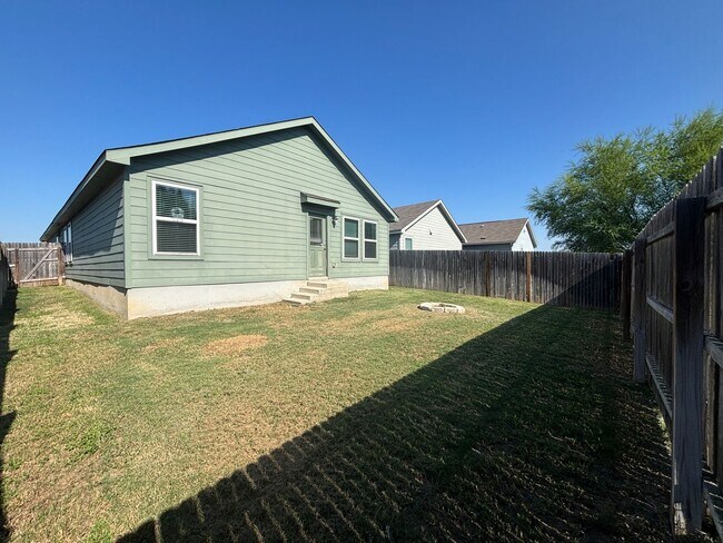 Building Photo - 4-bed 2-bath home in Alamo Ranch Area