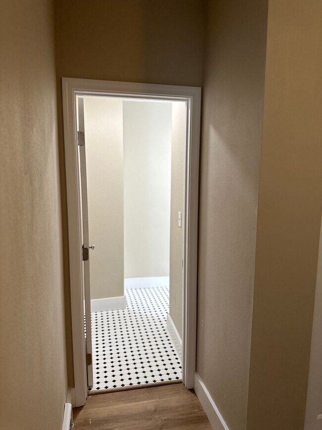 Building Photo - Remodeled Downtown Home!