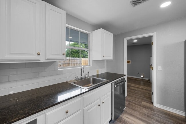 Building Photo - 206 S Cleveland St