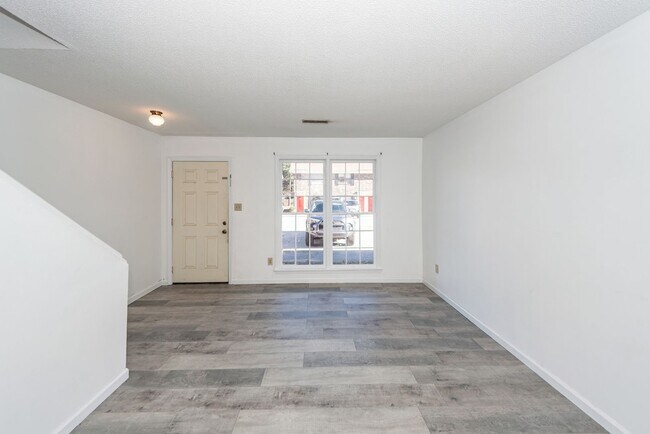 Building Photo - 2 Bedroom, 1.5 Bathroom Townhome - Summerville