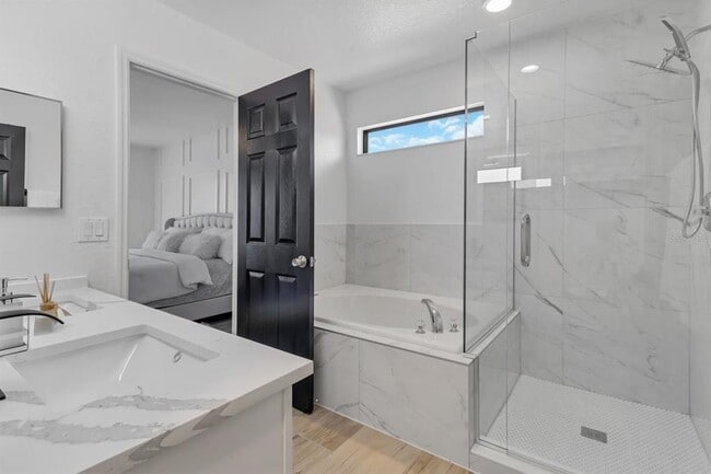 Building Photo - 16748 Lazy Breeze Loop