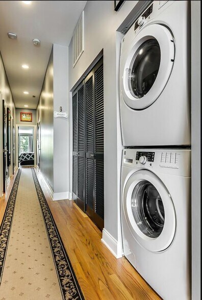 Building Photo - 2740 W Belmont Ave