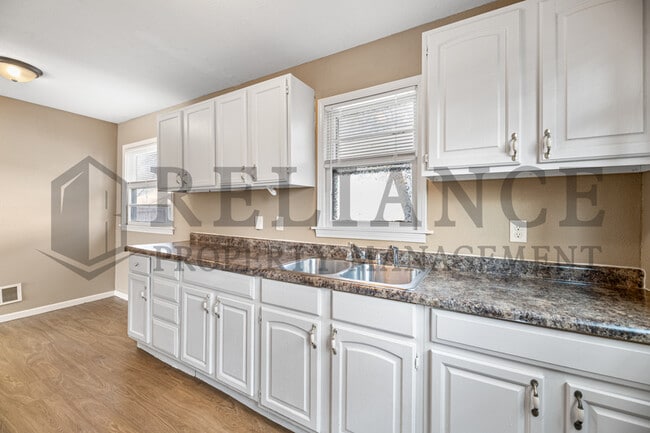 Building Photo - 2118 E 1st St N