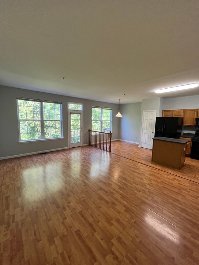 Building Photo - 3 bedroom townhome available near Largo To...