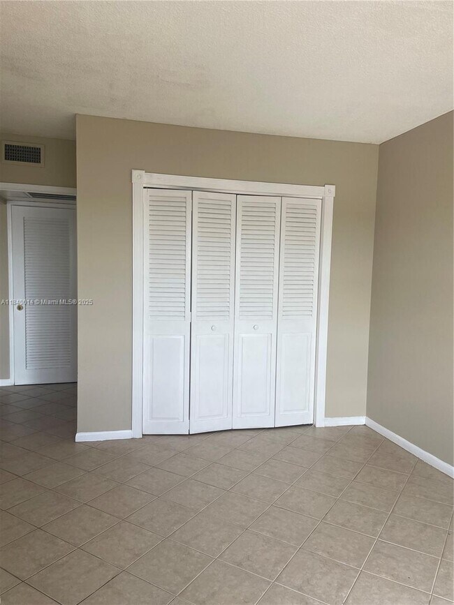 Building Photo - 400 Kings Point Dr