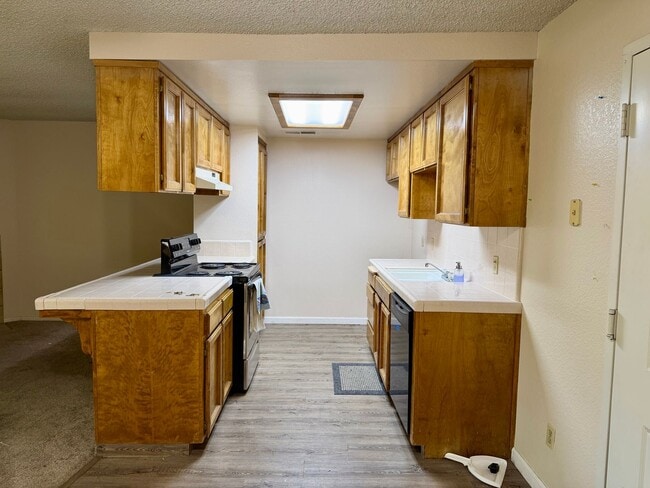 Building Photo - 537 W Escalon Ave