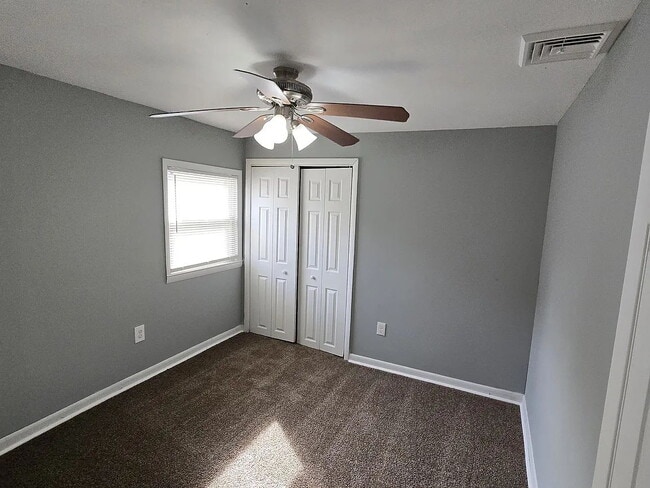 Building Photo - 3 bedroom 1.5 bathrooms Rancher.