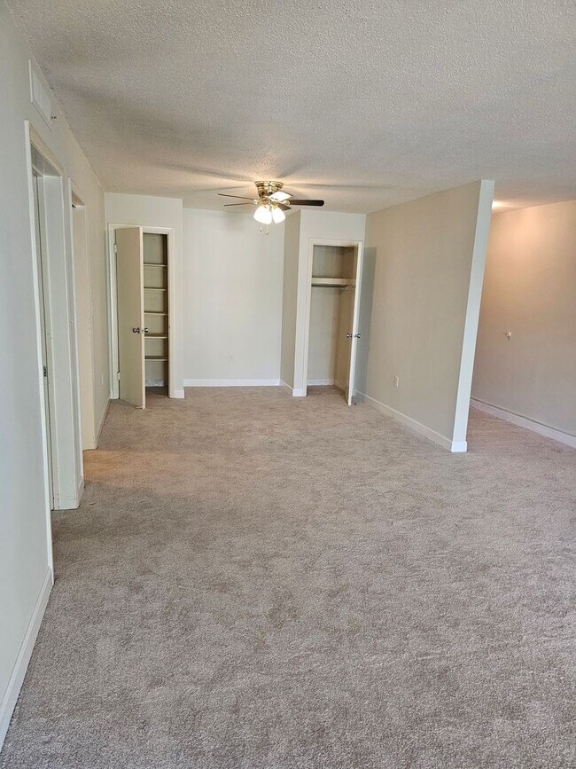 Building Photo - Beautiful Highrise 2 bed 2 bath