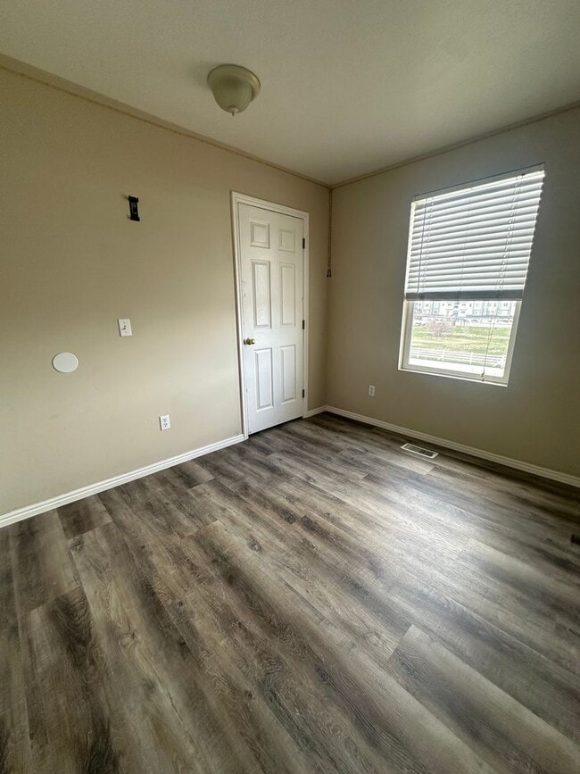 Building Photo - BEAUTIFUL TOWNHOME!!!