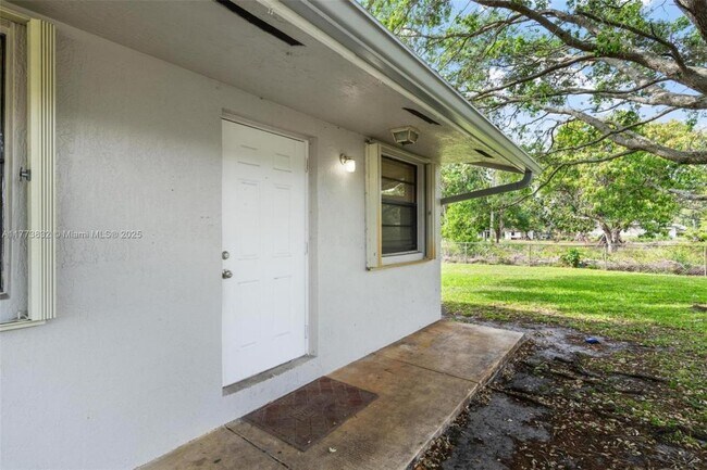 Building Photo - 5637 Taft St
