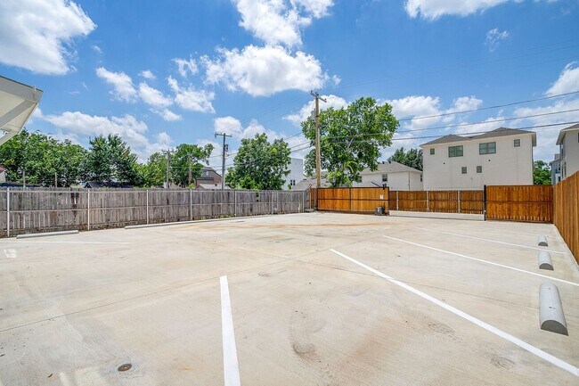 Building Photo - 3224 Forest Park Blvd