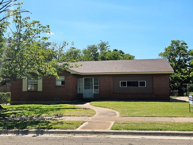 Primary Photo - 1011 Cedar Dr