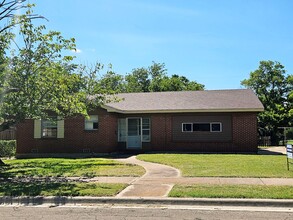 Building Photo - 1011 Cedar Dr
