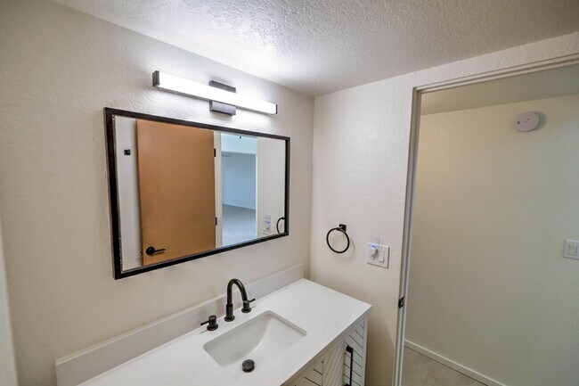 Building Photo - "Charming 2-Bed, 2-Bath Townhouse Retreat in Tucson – Spacious 1176 Sq Ft Living!"
