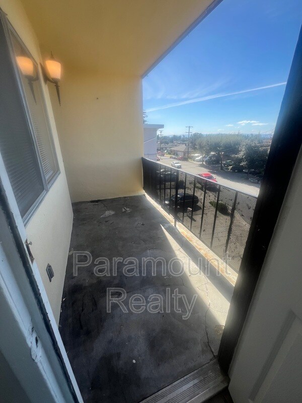 Building Photo - 25684 Spring Dr