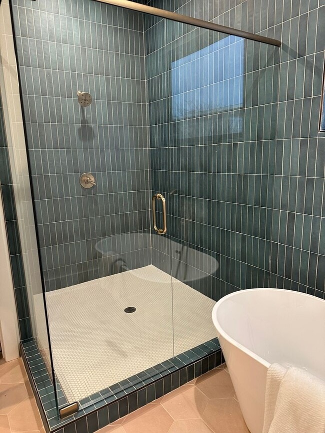 Building Photo - 239 Lowry St NE