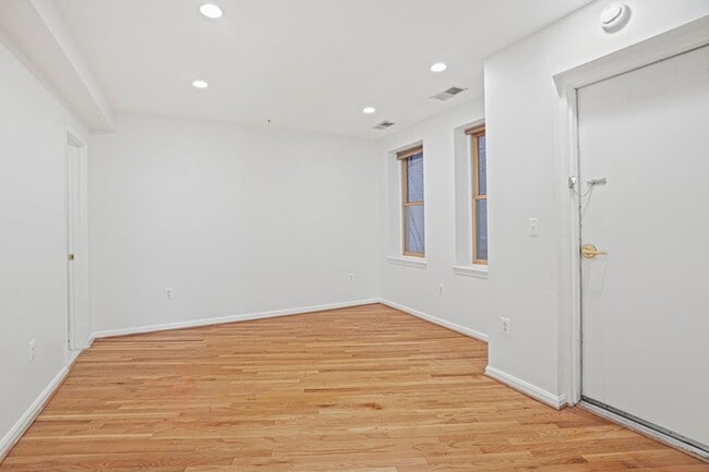 Building Photo - 2 Bedroom Beauty in Bloomingdale! Pets Wel...