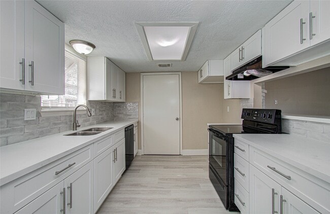 Building Photo - 13843 Rosetta Dr