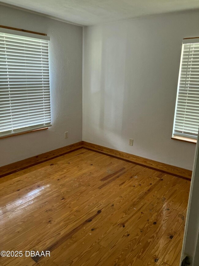 Building Photo - 411 Pleasant St