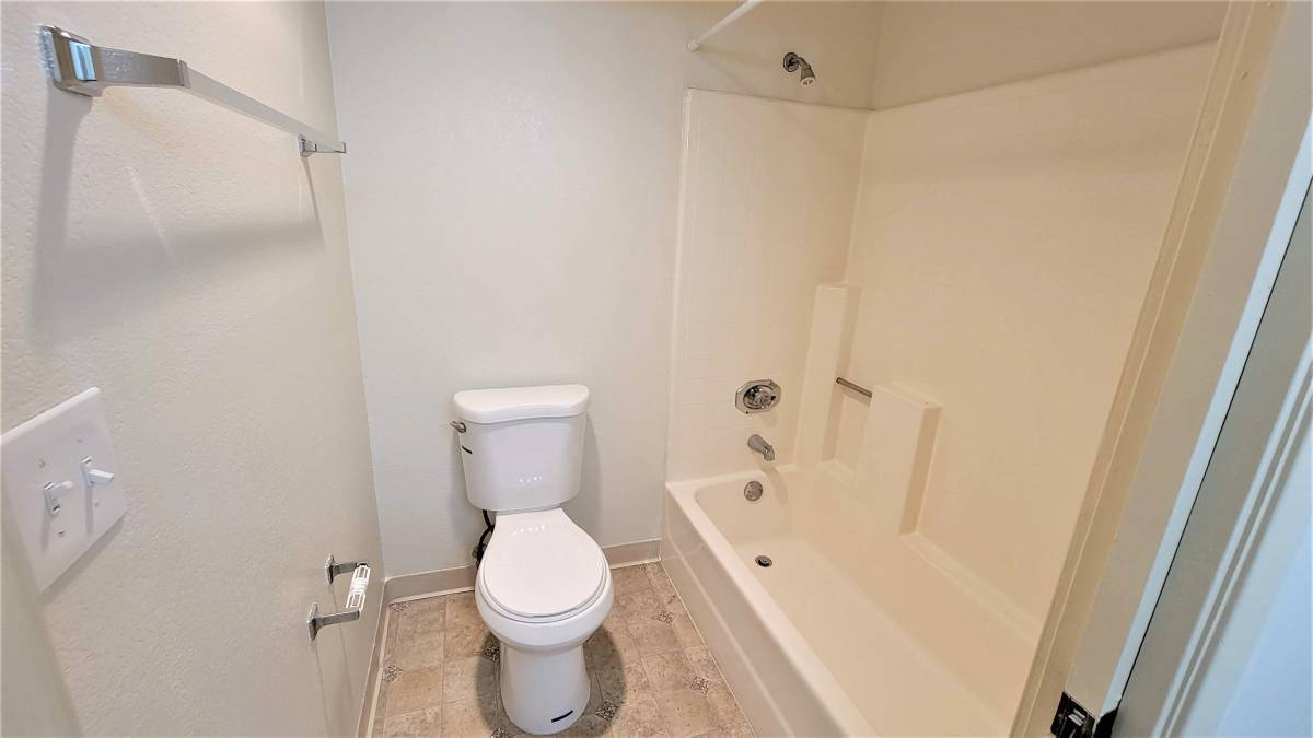 private full bathroom - 217 Ada Ave