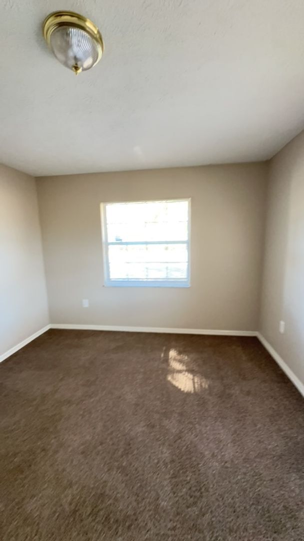 Building Photo - Spacious 3 Bedrooms, 2 Baths