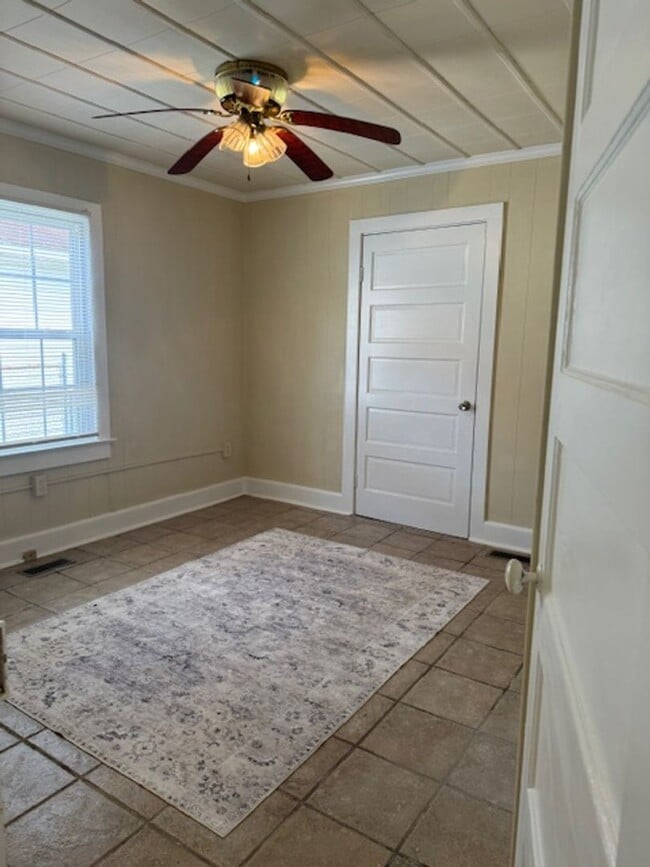 Building Photo - 701 E Lenoir Ave