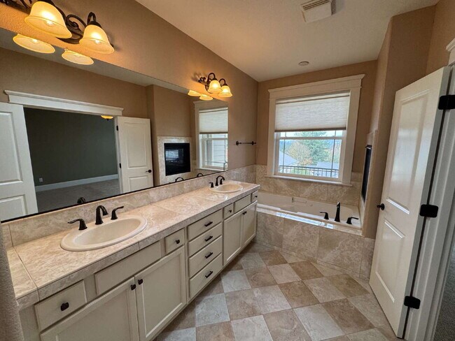 Building Photo - Milwaukie 4-Bedroom Home on Corner Lot, Sp...