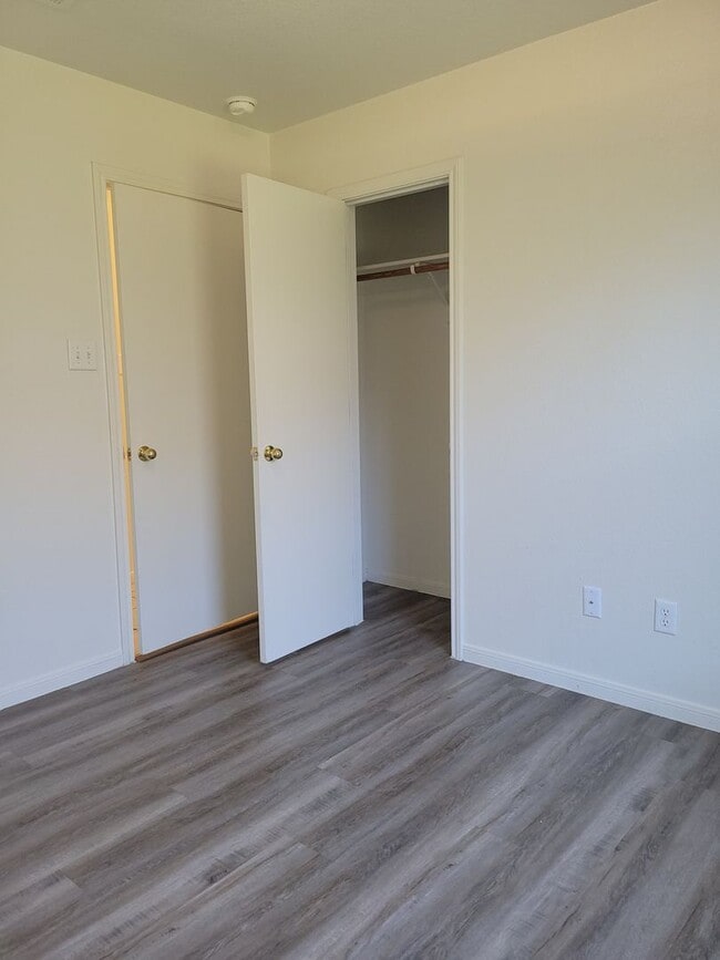 Building Photo - 404 Dale Ave