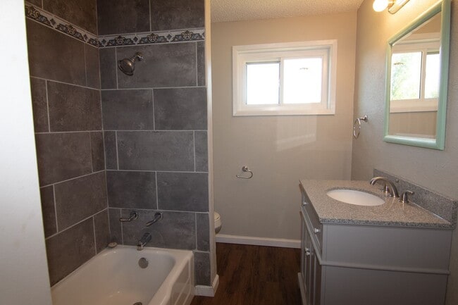 Building Photo - Cute 3 bed 1 bath Large Back Yard