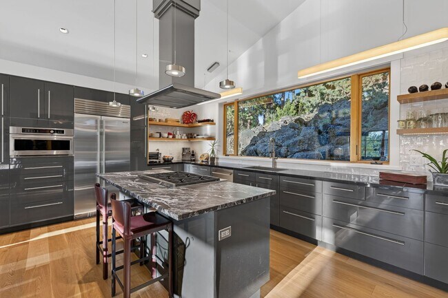 Building Photo - Stunning Mountain Home