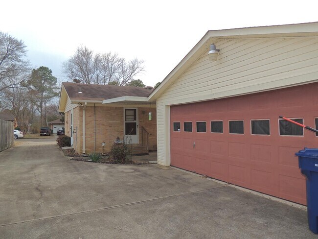 Building Photo - 2316 Rodgers Dr NE