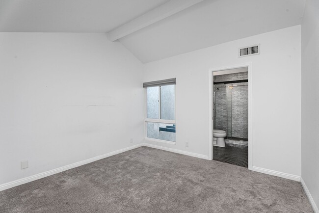 Building Photo - Charming, Light-Filled 2-Bed / 2.5-Bath Townhome with Private Yard & Garage Parking