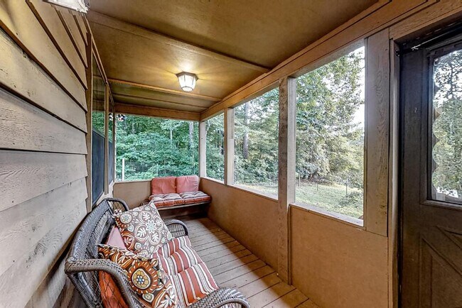 Building Photo - 247 Lakeview Ln