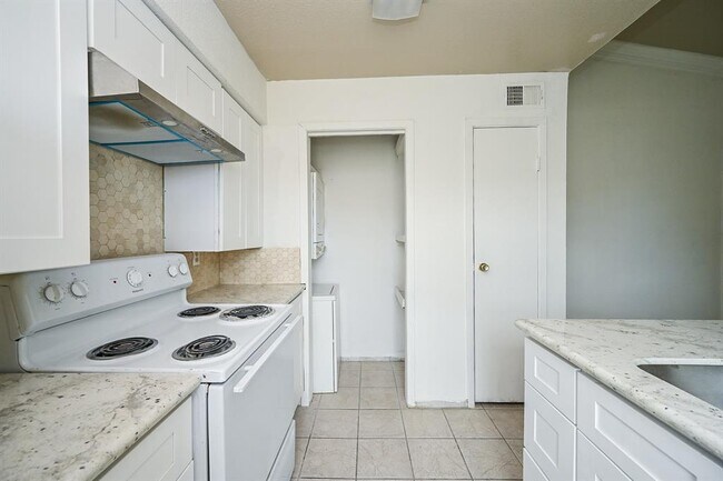 Building Photo - 3900 Woodchase Dr