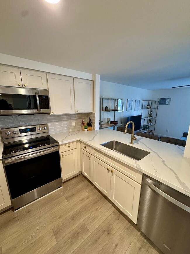 Building Photo - Upgraded and Spacious Condo Across from Be...