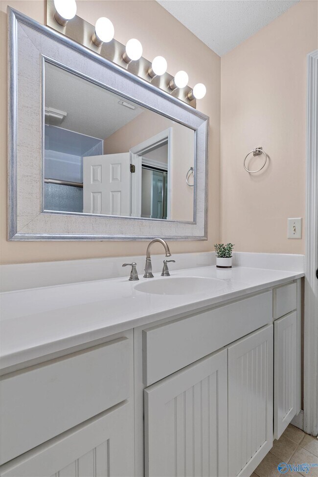 Building Photo - 2058 Woodlawn Dr SW