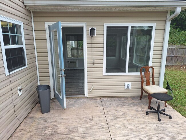 Building Photo - Wonderful Four Bedroom Home Located in Nor...