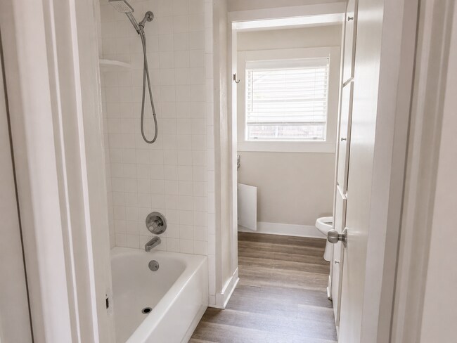 Building Photo - 3/2 Bungalo-style off Birchman