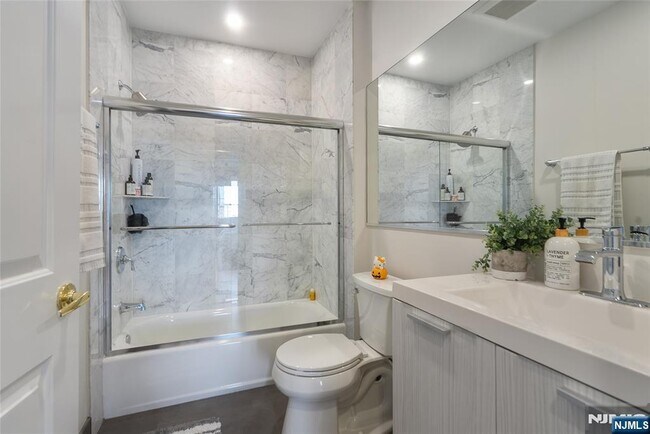 Building Photo - 302 The Promenade