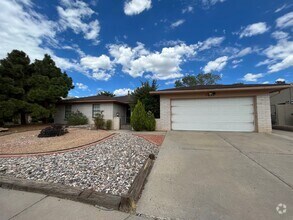 Building Photo - Spacious 3 Bedroom 2 Bathroom Home in the ...