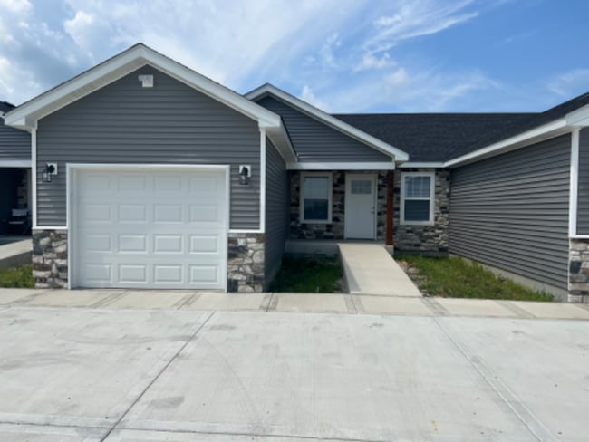 Building Photo - 455 Stewart Ct