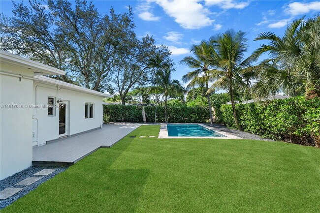 Building Photo - 5865 SW 48th St