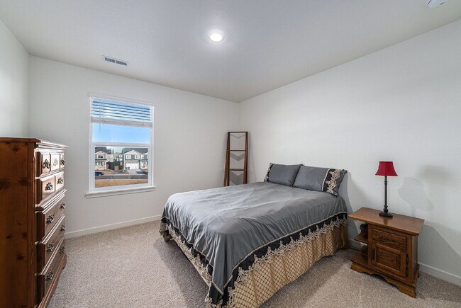 Building Photo - Limited Time Rent Special for this Immacul...