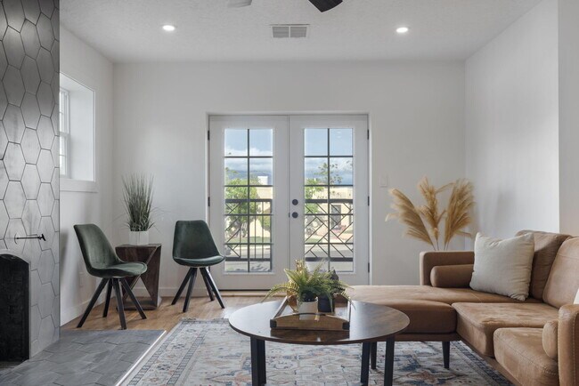 Building Photo - 219 Solano Dr SE