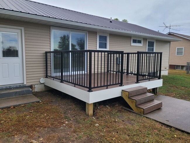 Building Photo - 3 Bedroom, 2 Bath Single Family Home in Camanche, IA